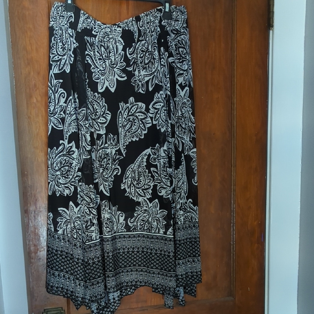 JM Collection Black and White Asymmetrical Maxi Skirt